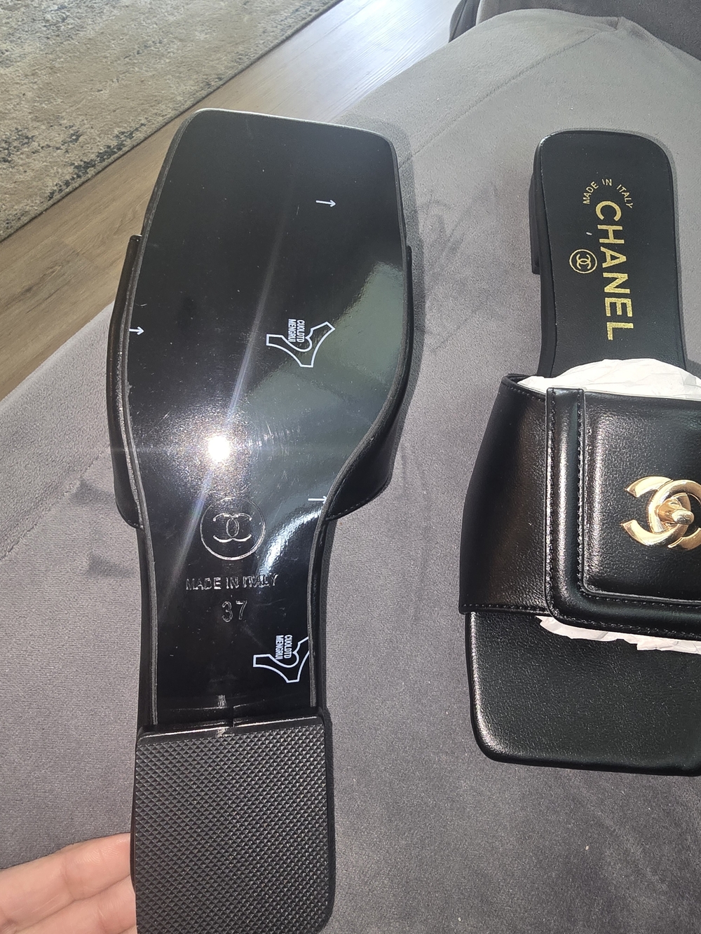 Chanel Black Leather Slide Sandals with Gold CC Logo - Picture 4 of 7